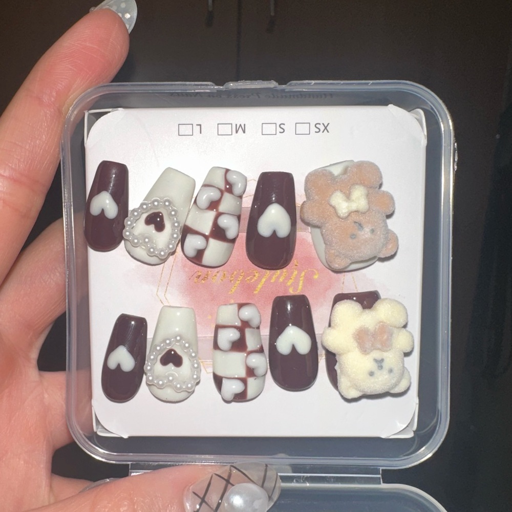 Dainty brown bear nail set